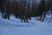 97 Dal Passo di Grialeggio sul sent. 136 scendiamo pestando neve nella faggeta